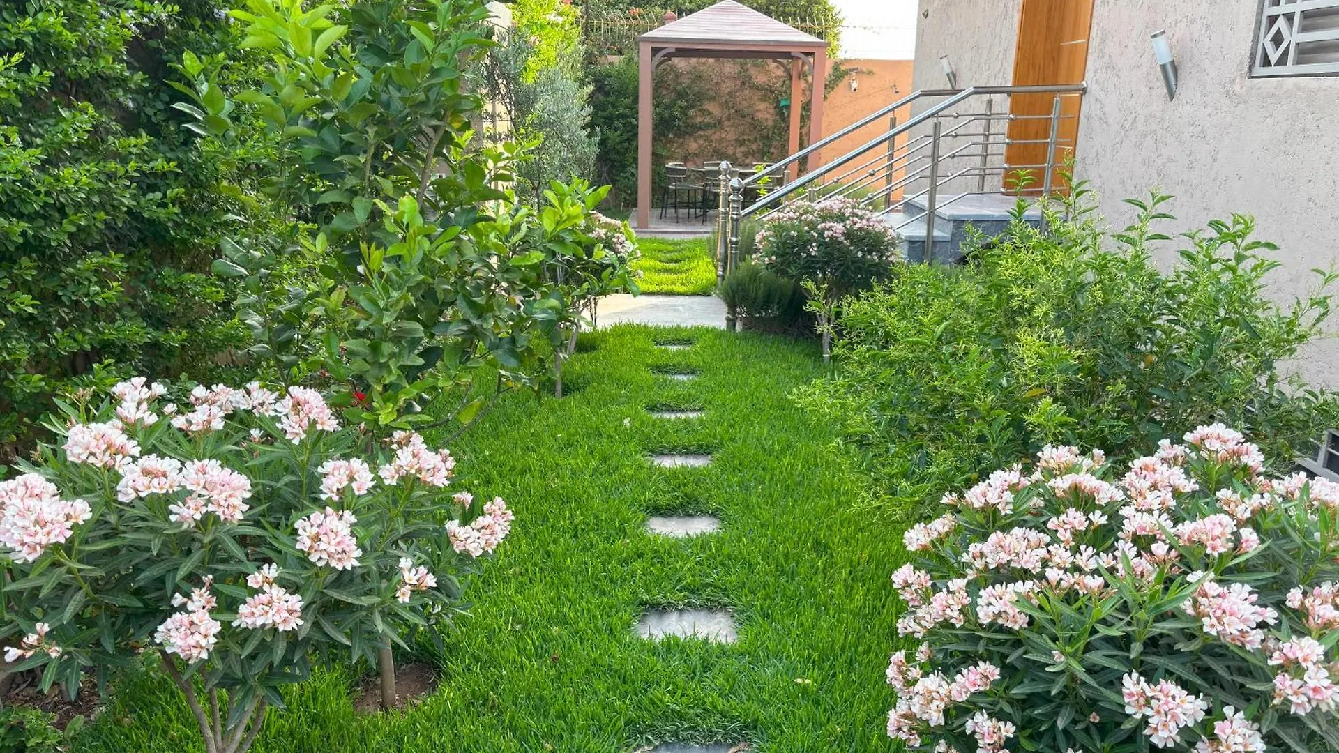 Villa Sara, Superbe Appart Avec Jardin Et Piscine Privee Marakeş